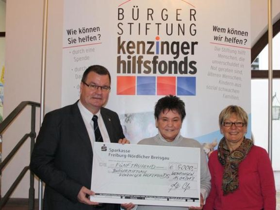Scheckübergabe: v.l.n.r.: Bürgermeister Matthias Guderjan, Vorsitzende Marianne Tießler, Irene Uwira 